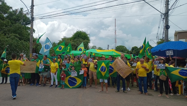 No dia da Proclamação da República, manifestantes rezam o Pai Nosso na frente do 4º BIS e pedem: “Forças Armadas salvem o Brasil”